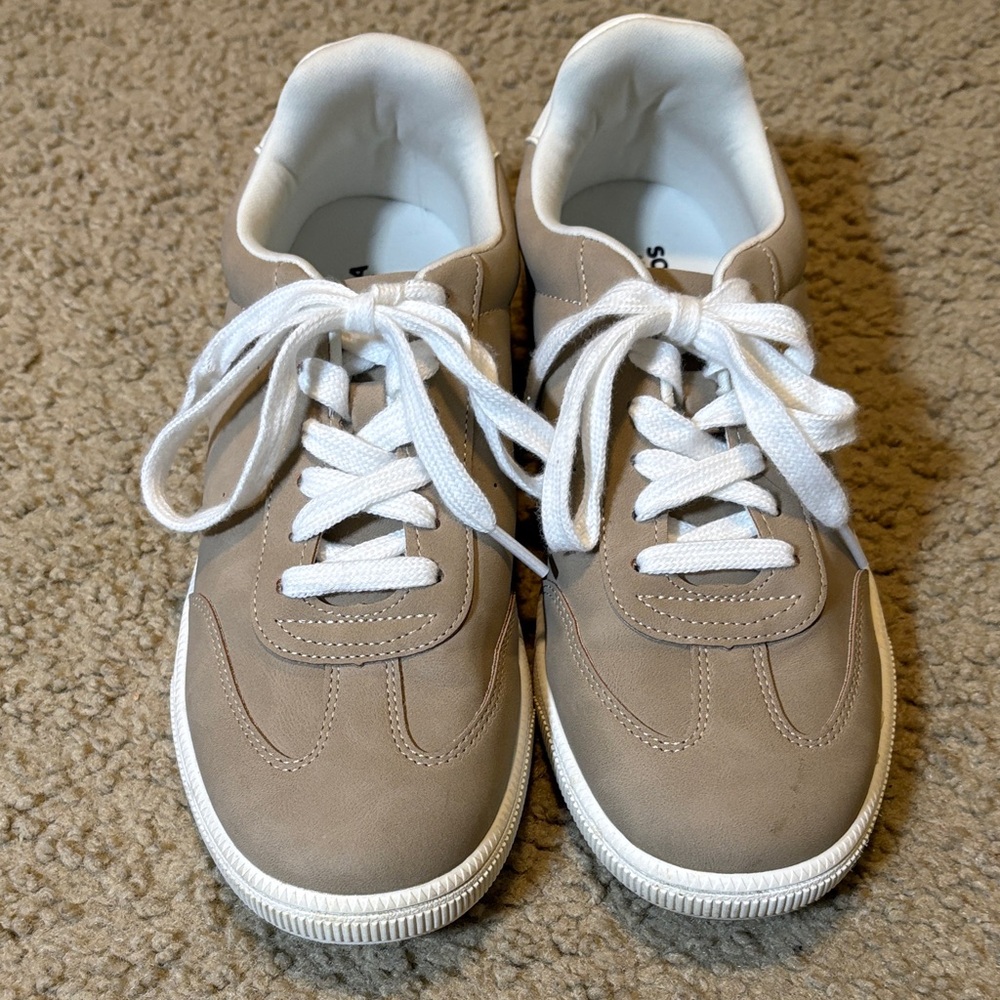 Sonoma ortholite tan athletic shoes with cream laces and soles